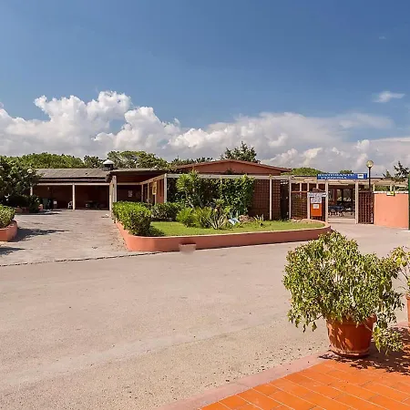 בית נופש Inviting Mobile Home In Sorso With Shared Pool